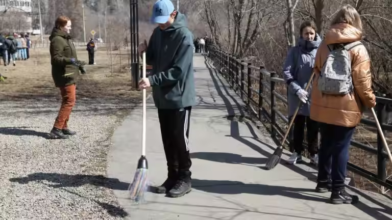 Инвентарь для общегородского субботника начали выдавать в Иркутске